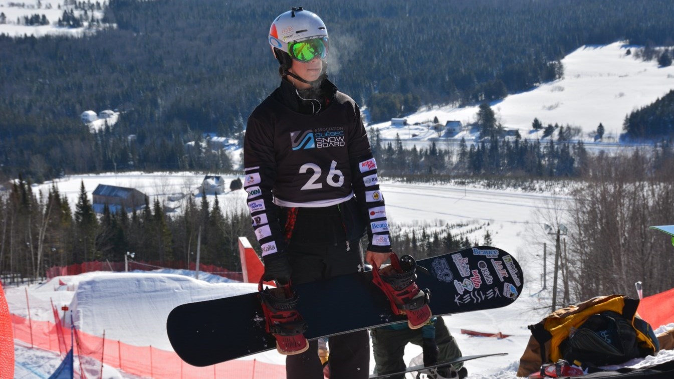 L'athlète de Sainte-Marie en snowboard cross Eliot Grondin.