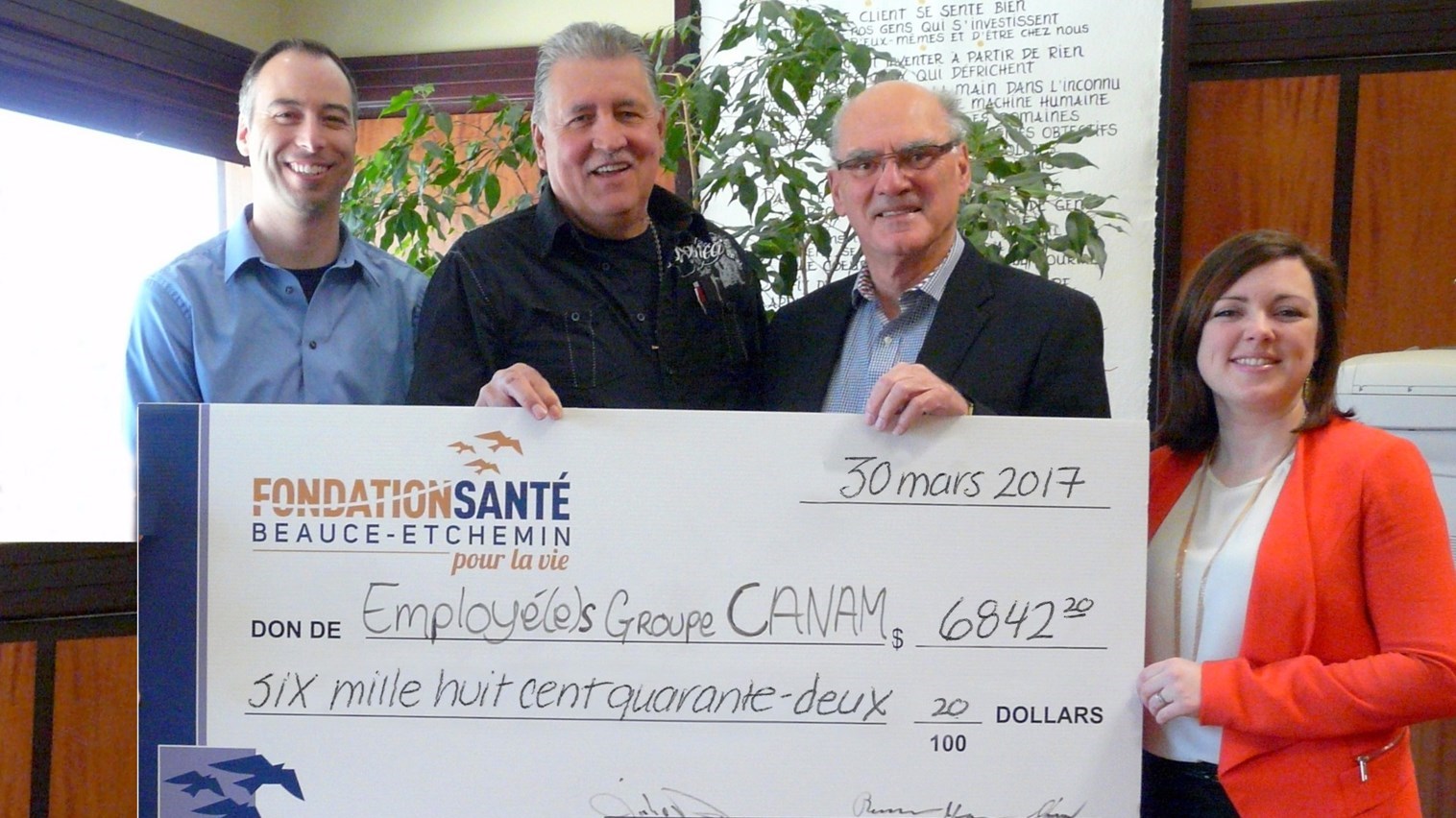 Dominic Lessard, directeur ingénierie d'usine, Renaud Nadeau, directeur de production, Marcel Blouin, administrateur et Isabelle Beaulieu, administratrice à la Fondation Santé Beauce-Etchemin.