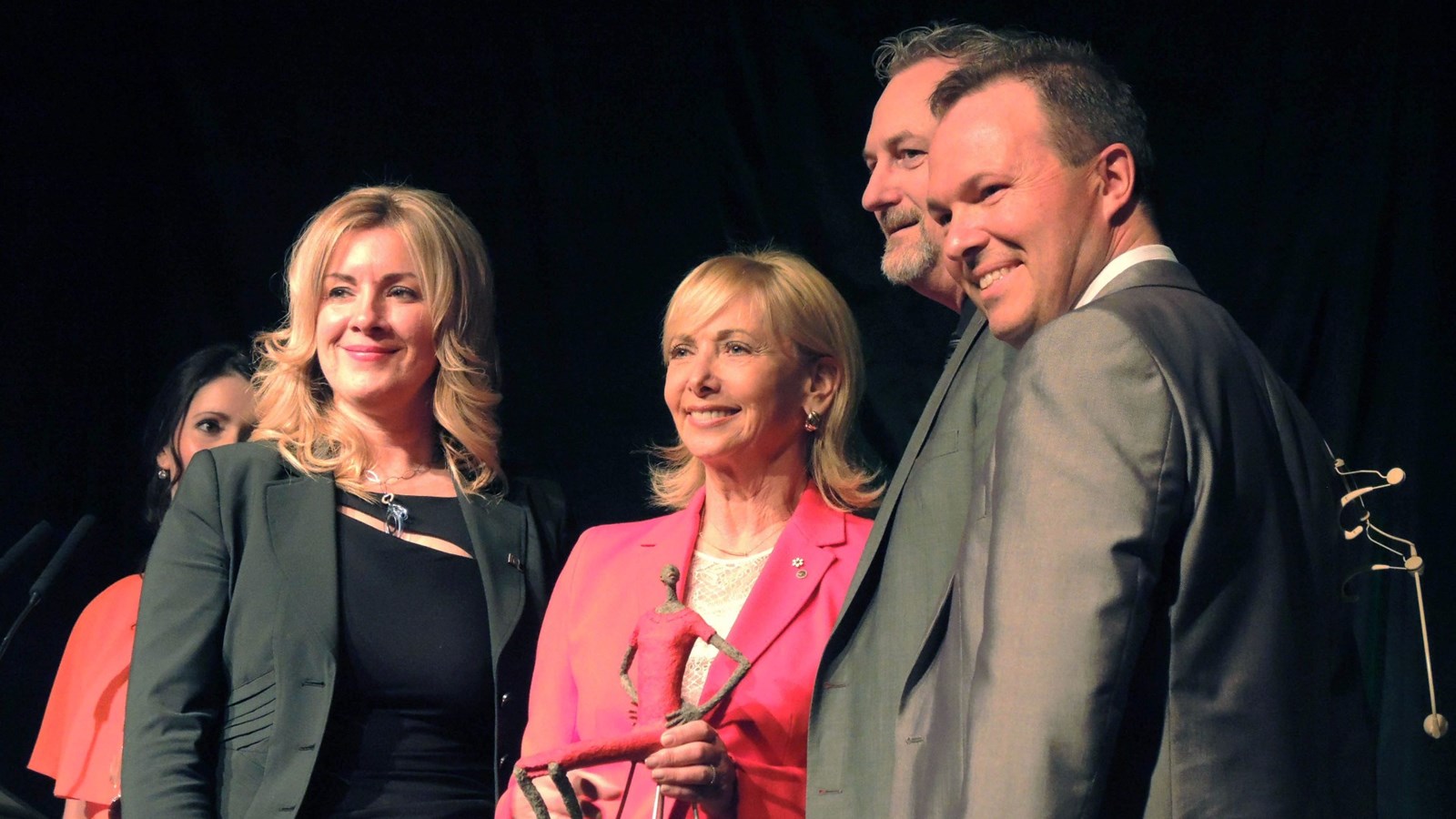 Sonya Cliche, Rémi Fortin, président du Conseil économique de Beauce (CEB) et Richard Poulin, entourant Christiane Germain, cofondatrice et coprésidente de Groupe Germain Hôtels.