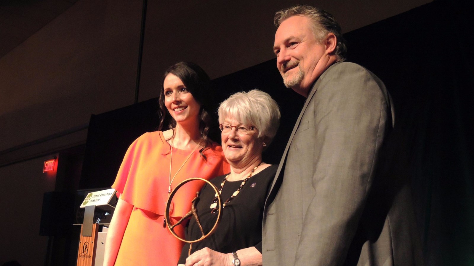 Catherine Fecteau et Rémi Fortin, président du Conseil économique de Beauce, entourant la femme d'affaires native de Saint-Georges, Anne Dutil, récipiendaire du prix Jean-Denis Poulin.