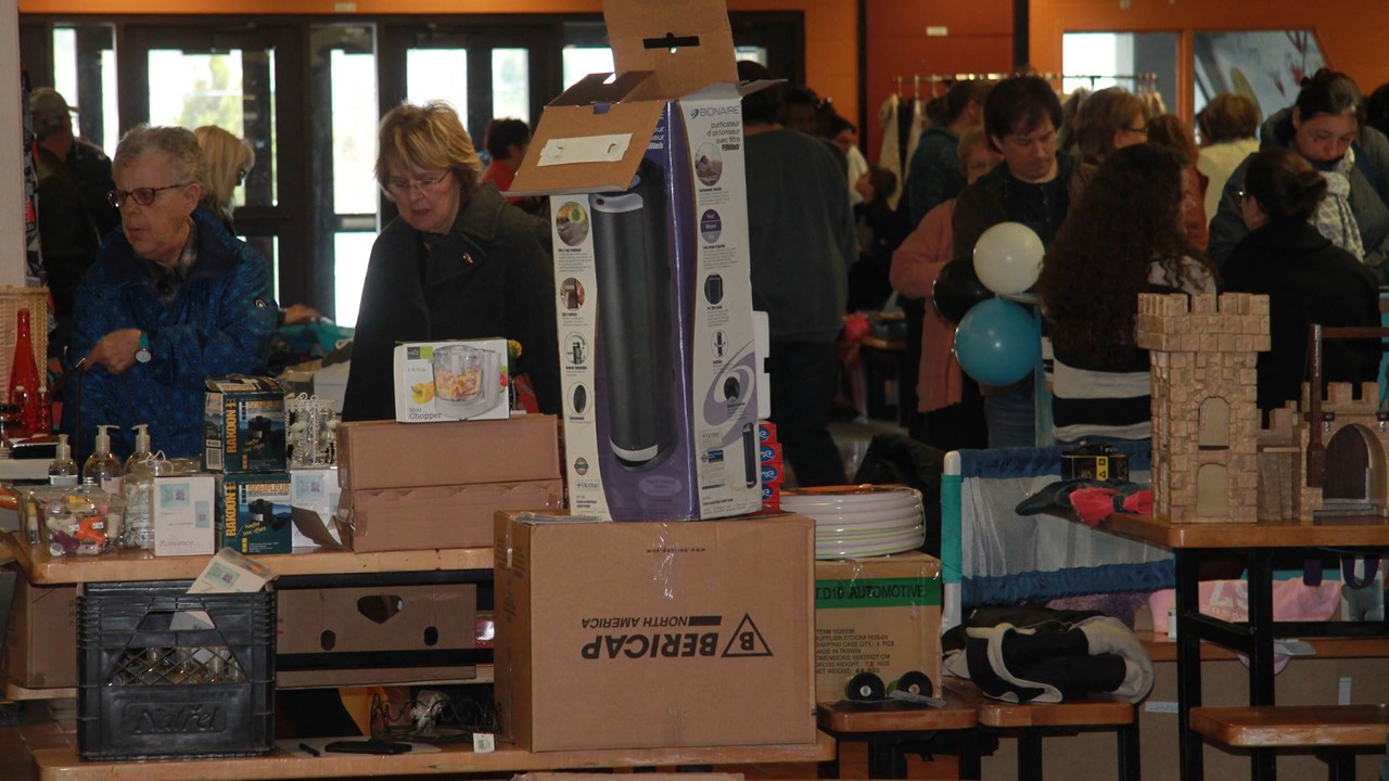 Plus de mille personnes ont franchi les portes de la Polyvalente Saint-Georges hier pour le Marché aux puces bisannuel.