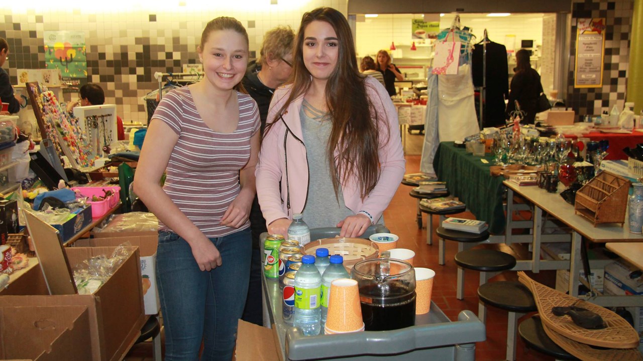Deux jeunes finissantes mettent également la main à la pâte pour préparer leur bal.