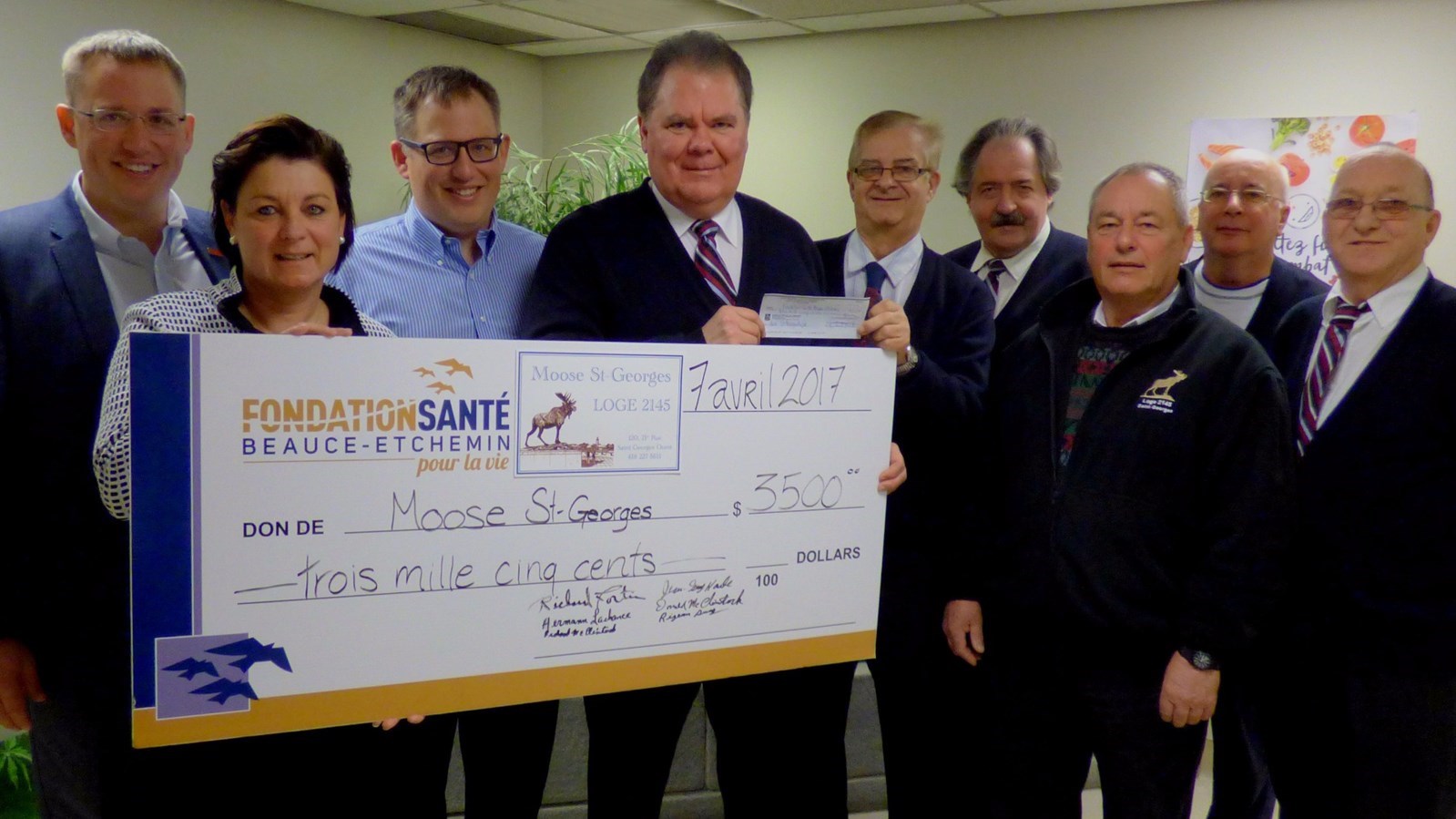 Maxime et Martin Gendreau, co-présidents d’honneur de la Campagne annuelle 2016-2017 « Nos enfants en santé », Manon Veilleux, présidente de la Fondation Santé Beauce-Etchemin, Richard Fortin, Réjean Guay, Hermann Lachance, Donald et Richard Mc Clintock ainsi que Jean-Guy Houle.