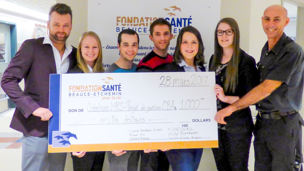De gauche à droite, M. Michaël Plante, Mme Sarah-Éricke Busque, MM. Michel Bernaquez, Maxime Langelier Ferland, M mes Roxane Roy, Sandra Fortin et M. Yoland Létourneau, administrateur à la Fondation Santé Beauce-Etchemin. 