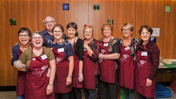Des bénévoles du Groupe Espérance et Cancer lors du 20e Brunch bénéfice de l'organisme qui s'est tenu à l'École des Deux-Rives le dimanche 19 février 2017.