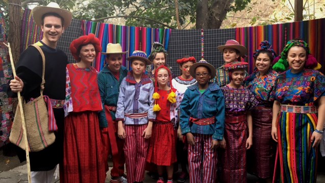 Jean-Philippe Cossette, représentant chez Voyages Fascination et accompagnateur, Mélanie Boissonneault, directrice École Vision Beauce, Elyott Boissonneault, Malonn Cyr, Malaury Boutin (derrière), Élodie Parent (petite devant), Océane Veilleux, Félix Grenier, Noah Arpin, Sarah Blouin, Juliana Nuzzo, accompagnatrice ainsi que Daniela Garza, enseignante d’espagnol et accompagnatrice.