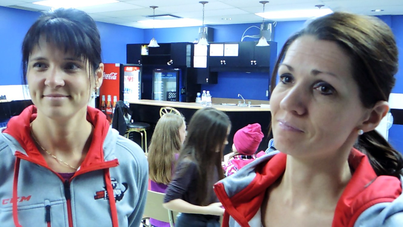 Véronique Bernier et Diane Bélanger, deux des quatre organisatrices du Tournoi de hockey féminin de Saint-Georges.