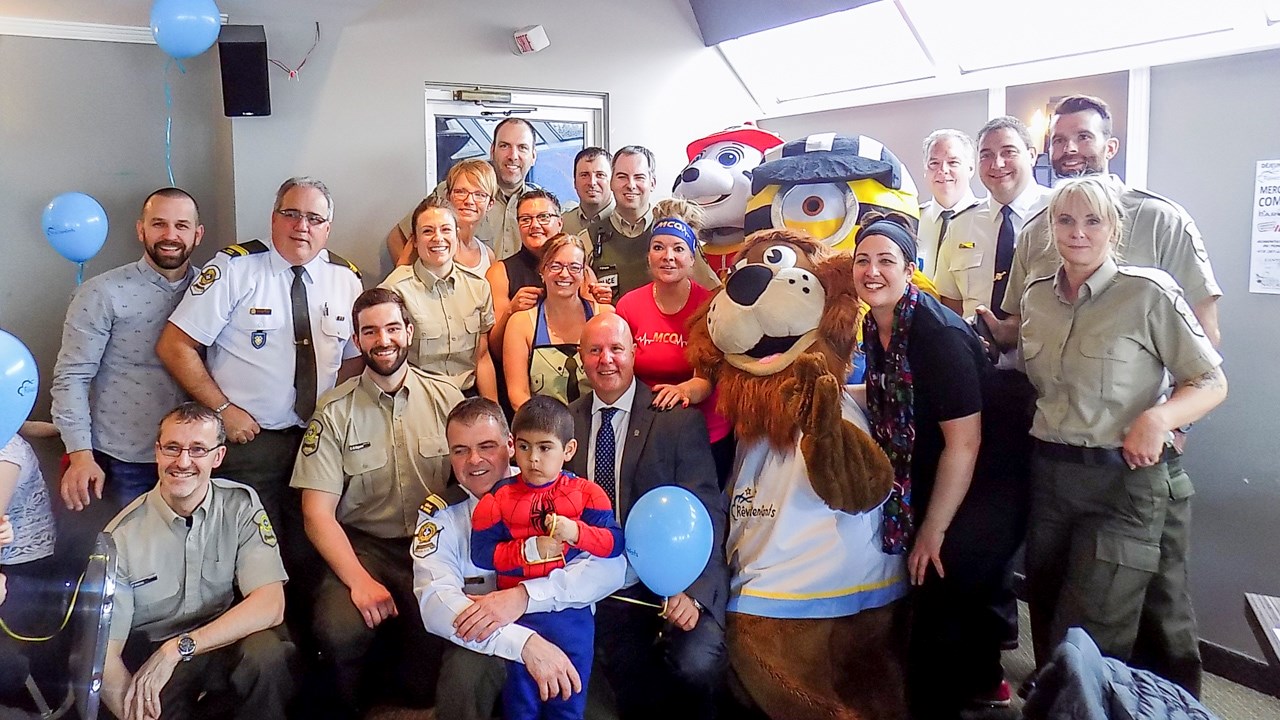 Quelques bénévoles, organisateurs et mascottes, à l’occasion du 25e anniversaire du déjeuner des policiers à Sainte-Marie. 