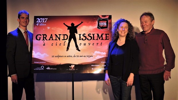 Adam Veilleux, président du conseil d'administration de Beauce Art, accompagné d'Amélie Pomerleau et de Jean-Yves Côté, deux des onze artistes qui participeront à la 4e édition du Symposium international de la sculpture de Saint-Georges.