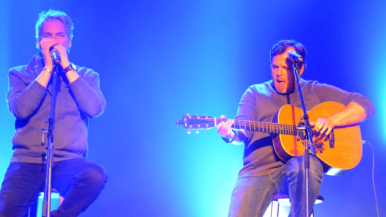 De gauche à droite, Guy Bélanger et Adam Karch. Le premier sera en spectacle le 29 septembre 2017 tandis que le second sera au Cabaret le 20 janvier 2018.