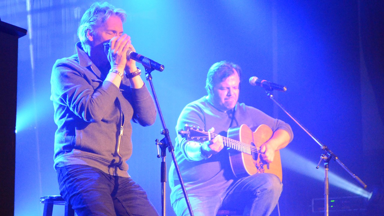 De gauche à droite, Guy Bélanger et Adam Karch. Le premier sera en spectacle le 29 septembre 2017 tandis que le second sera au Cabaret le 20 janvier 2018.
