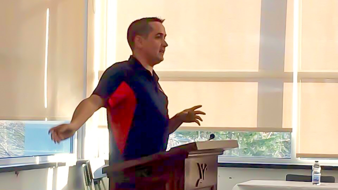 Le chef d'entreprise Vincent Roy, invité de la soirée, a partagé son expérience à travers une conférence inspirante pour les jeunes entrepreneurs. 
