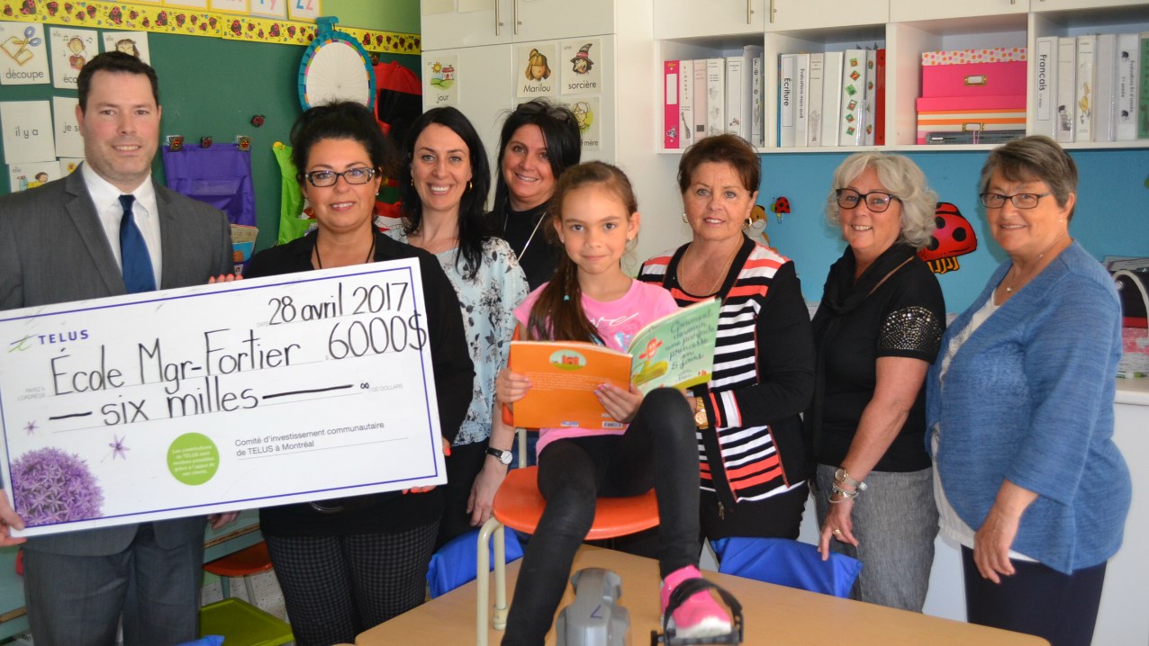 De gauche à droite : Pierre Rodrigue, directeur de compte chez Telus, Nathalie Poulin, directrice, Marie-Josée Veilleux et Nathalie Couture de l’école Mgr Fortier, Jocelyne Veilleux et Paule Valentine, marraines du club Inner Wheel, Madeleine Begin, trésorière, ainsi que l’élève Megan Fecteau. 