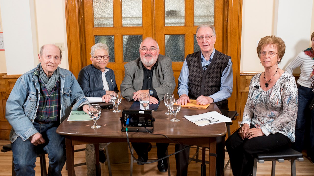 Pier Dutil, au centre de la photo, a animé le dernier Café historique de la saison le 21 avril dernier au Centre culturel Marie-Fitzbach.