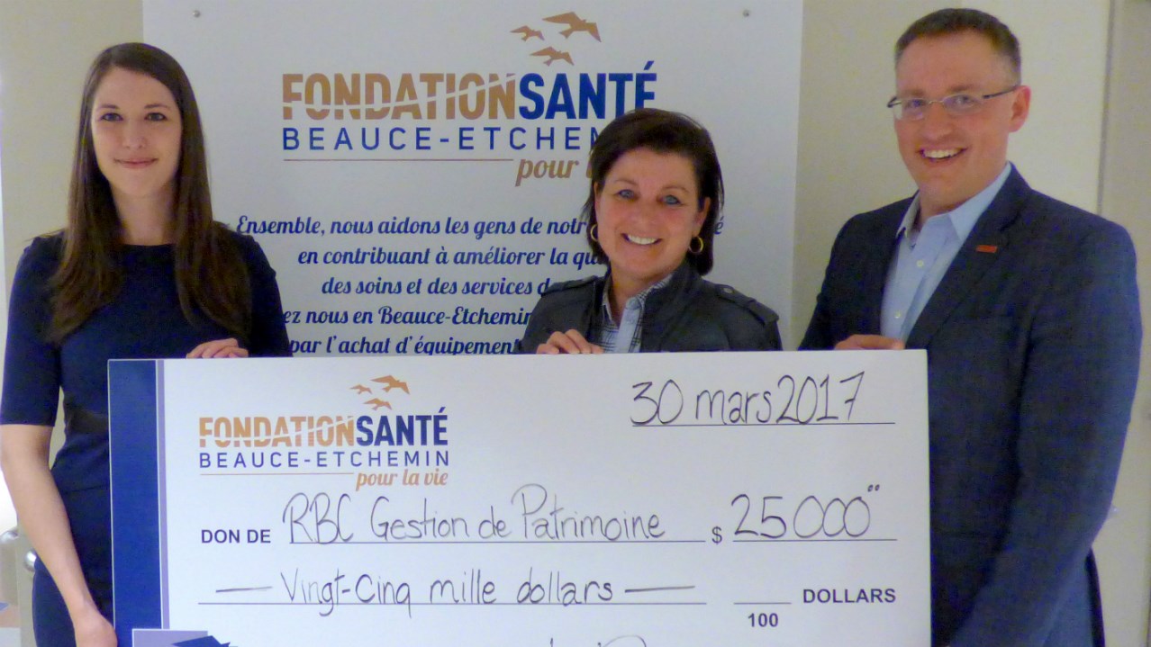 Jessica Poirier, conseillère adjointe chez RBC Gestion de Patrimoine, Manon Veilleux, présidente de la Fondation Santé Beauce-Etchemin et Maxime Gendreau, co-président d’honneur de la Campagne annuelle 2016-2017.