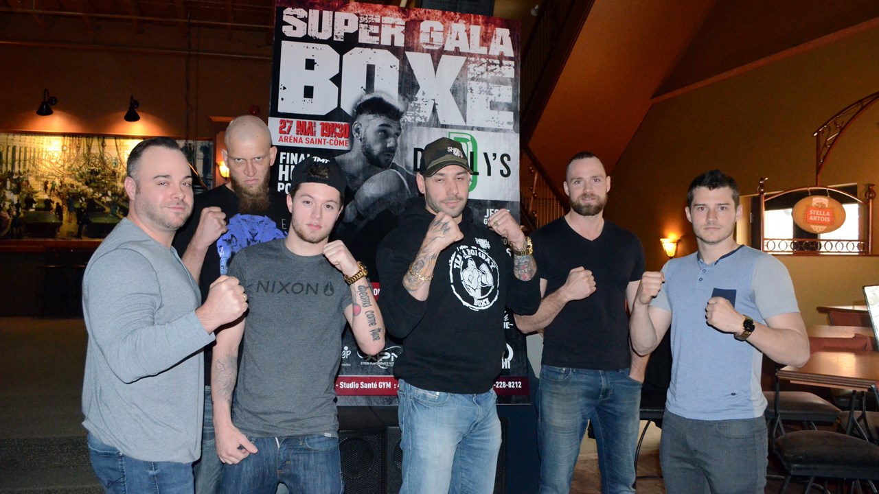 De gauche à droite, le coorganisateur du gala Éric Gosselin, les boxeurs Nicolas Roy, Simon Boucher et Hubert Poulin, le coorganisateur Louis Larochelle, ainsi que le boxeur Sam Lachance.