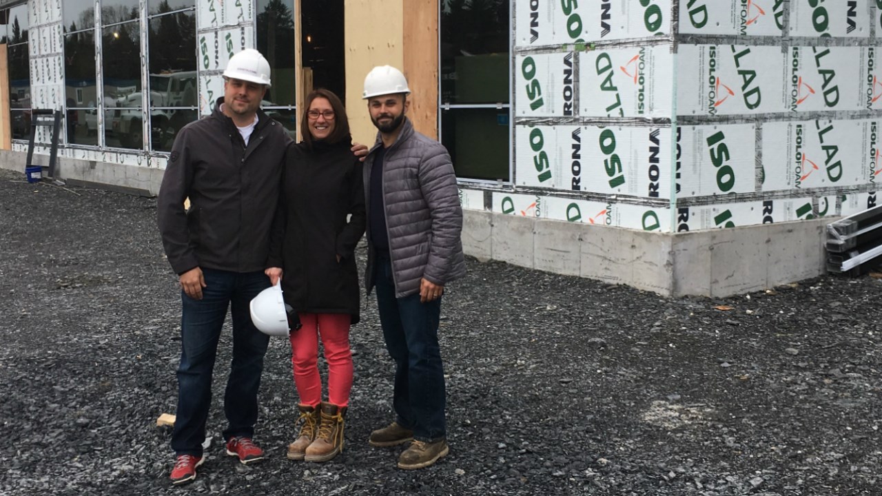 De gauche à droite : Julien Marcoux, promoteur, Marie-Andrée Giroux, directrice générale du Pavillon et Antonio D’Amico, promoteur. 