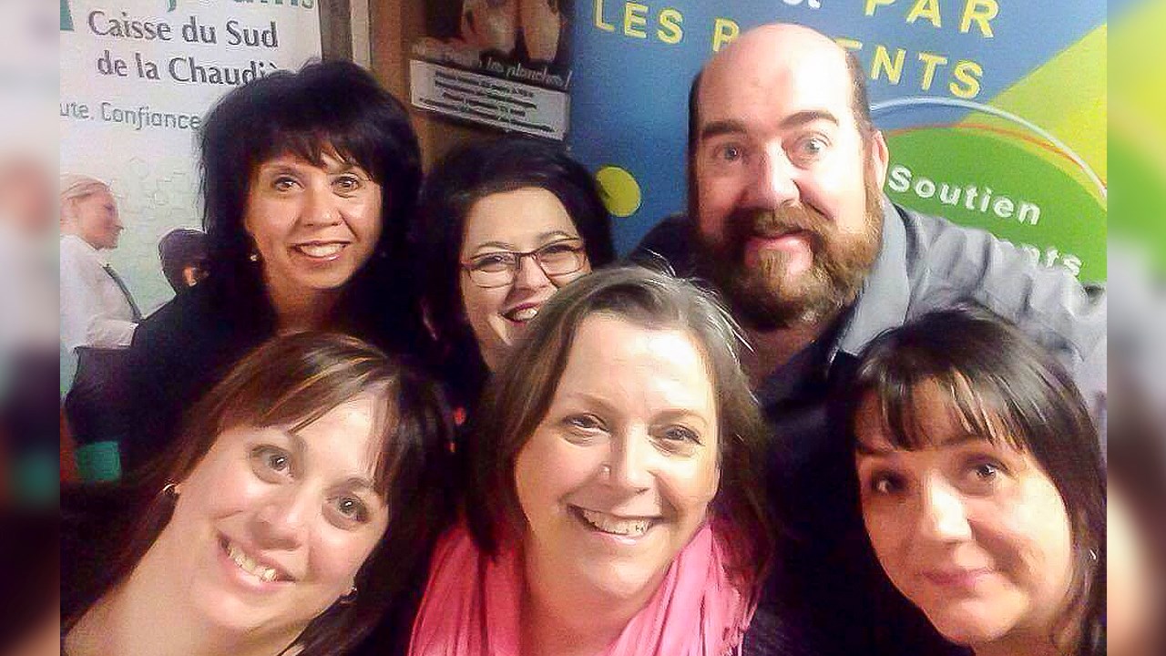 Martin Laroque en compagnie de l'équipe de l'organisme Parents +.