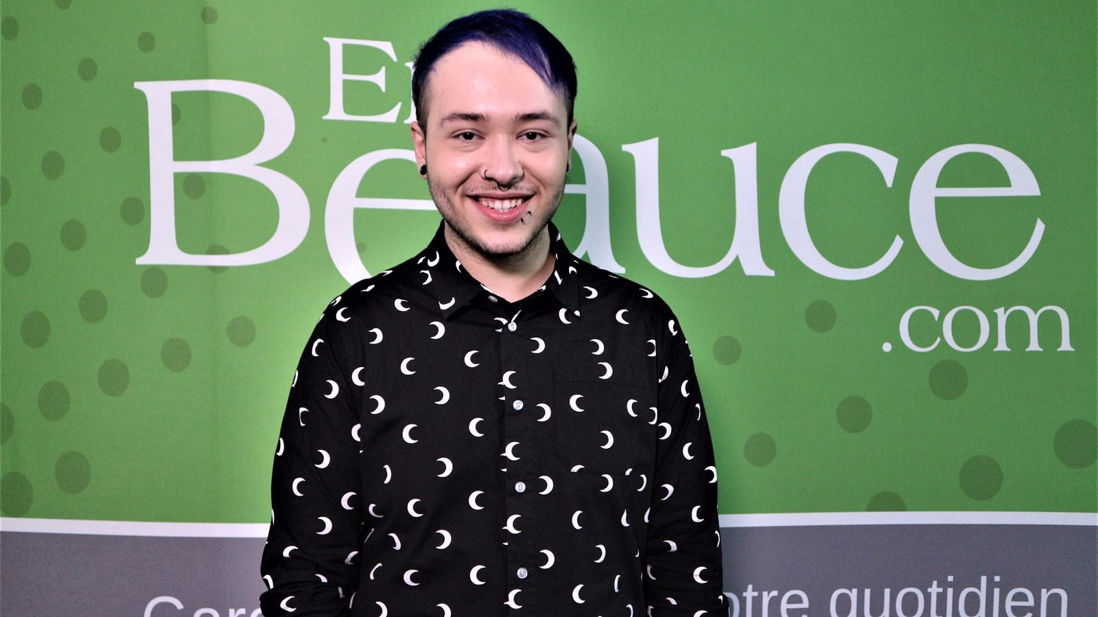 Âgé de 20 ans, Maxim Poulin, originaire de Saint-Prosper, est copropriétaire d'un salon de coiffure ainsi qu'auteur d'une série de livres. Il possède également une chaîne YouTube sur laquelle il partage ses coups de coeurs littéraires.