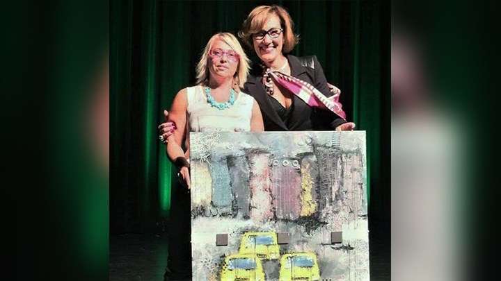 L'artiste peintre Annie Rodrigue en compagnie de l'entrepreneure Danièle Henkel.