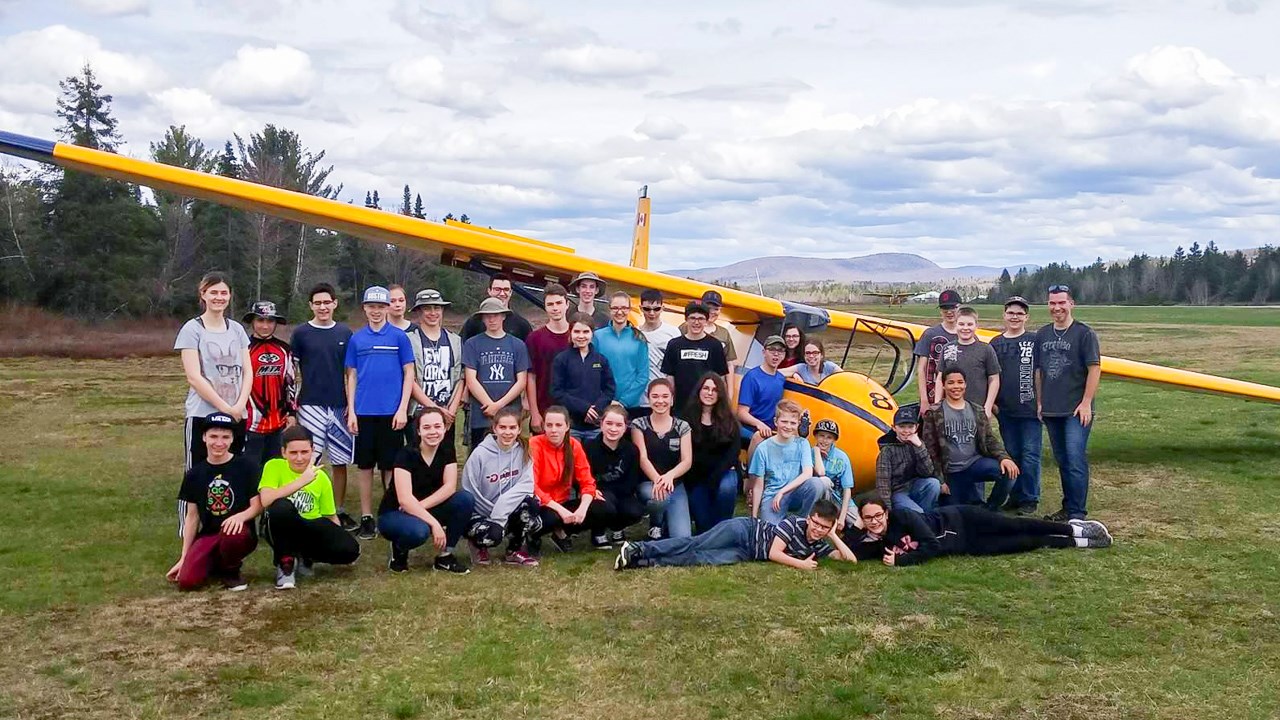 Les cadets de l'air de l'Escadron 890 Saint-Georges devant un planeur à Valcartier.