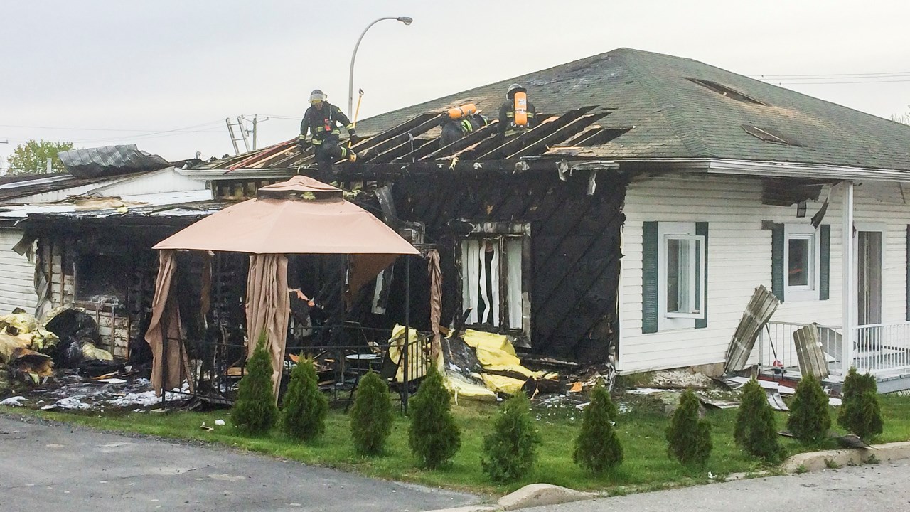 L'incendie se serait déclenché dans la remise avant de se propager à la maison attenante.