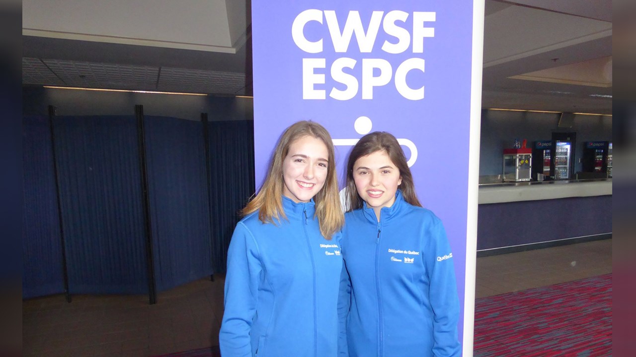 Virginie Paquet (à gauche) et Rose Cloutier (à droite) ont remporté le prix de la Royal Astronomical Society of Canada lors de l'Expo-sciences pancanadienne.