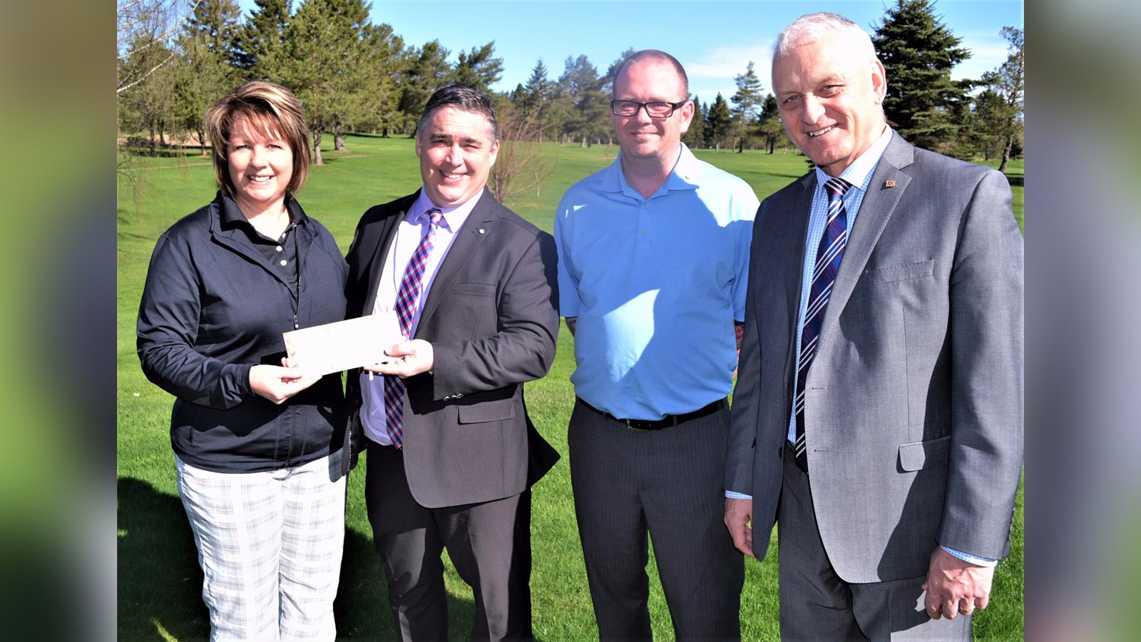 Nathalie Chabot, coordonnatrice du Club de golf coopératif Lac-Etchemin, Pierre Jr St-Marseille, directeur général de la Caisse Desjardins des Etchemins, Louis Robert, président de la Caisse Desjardins des Etchemins et Guida Deblois, président du Club de golf coopératif Lac-Etchemin.