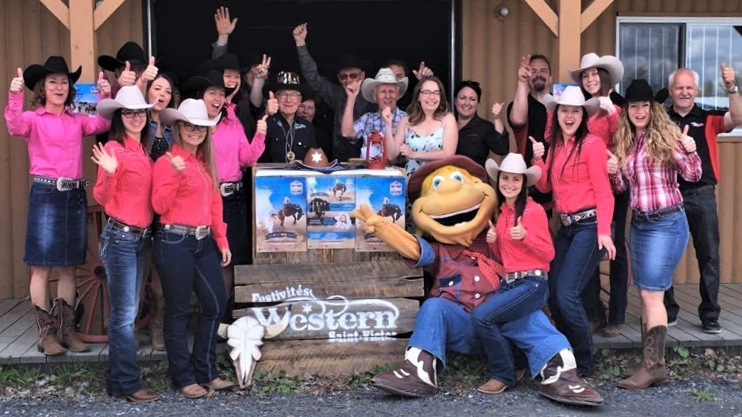 Le comité organisateur de la 39e édition des Festivités Western de Saint-Victor, les duchesses de l'édition 2017, la mascotte des Festivités, Vicwest, ainsi que toutes les autres personnes impliquées de près ou de loin dans le festival cette année.