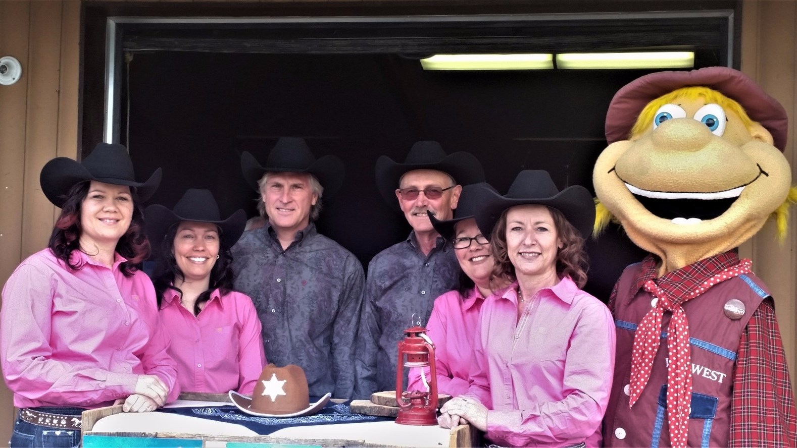 Le comité organisateur de la 39e édition des Festivités Western de Saint-Victor : Claudia Bélanger (Directrice), Julie Plante (Secrétaire-trésorière), Sylvain Lessard (Directeur) Richard Doyon (Président), Peggy Lessard (Comptabilité), Nancy Lessard (Vice-présidente) accompagnés de la mascotte des Festivités, Vicwest.