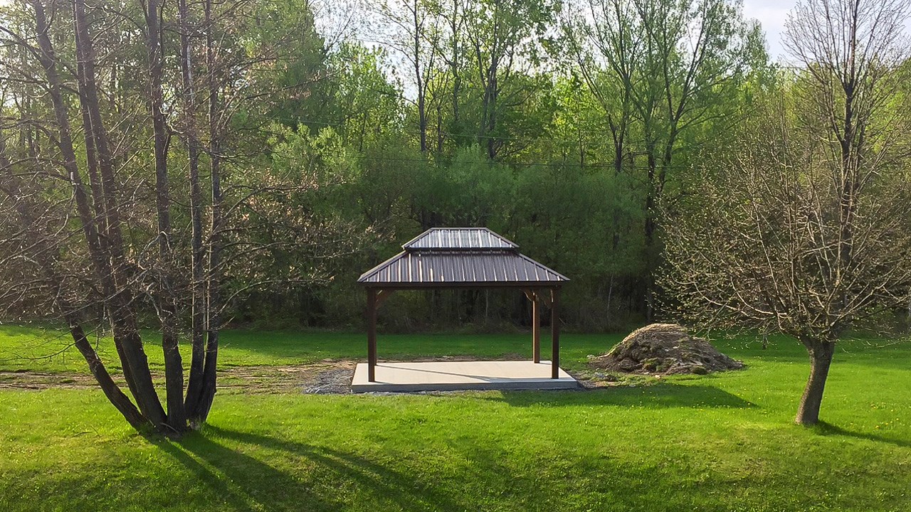 Le gazébo du parc à chiens de Saint-Georges a été posé la semaine dernière. Un appel d'offres pour la clôture est en cours de lancement.