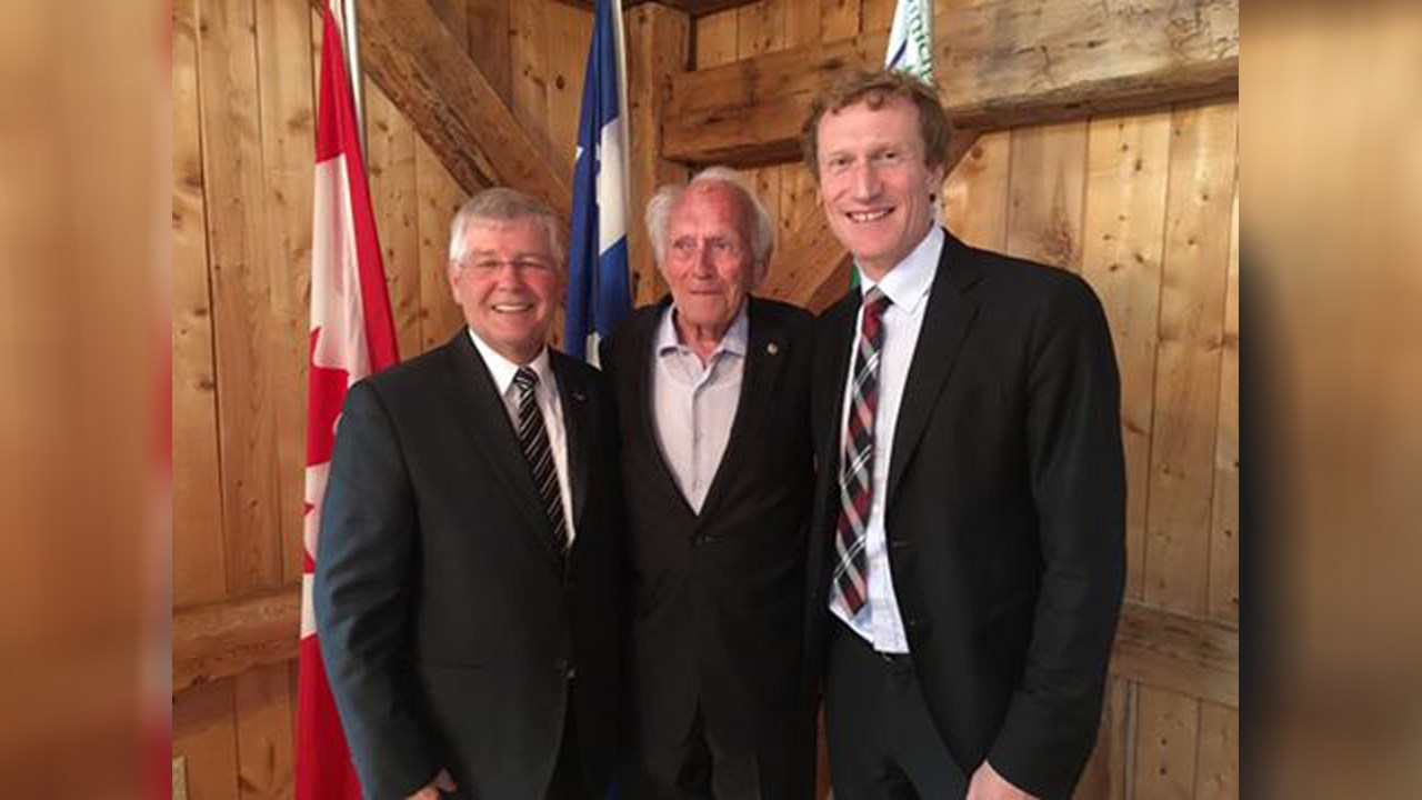 En effet, l’adjoint parlementaire du ministre des Affaires municipales du Québec, Norbert Morin, et le secrétaire parlementaire du ministre de l’Infrastructure et des Collectivités du Canada, Marc Miller, entourant le maire de Saint-Joseph, Michel Cliche.