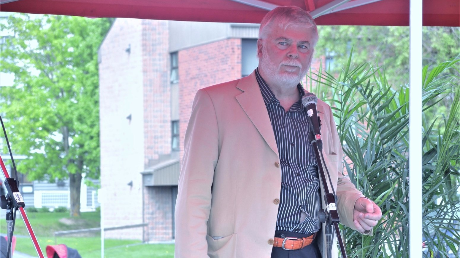 John R. Porter, président d'honneur de la 4e édition du Symposium international de la sculpture de Saint-Georges.