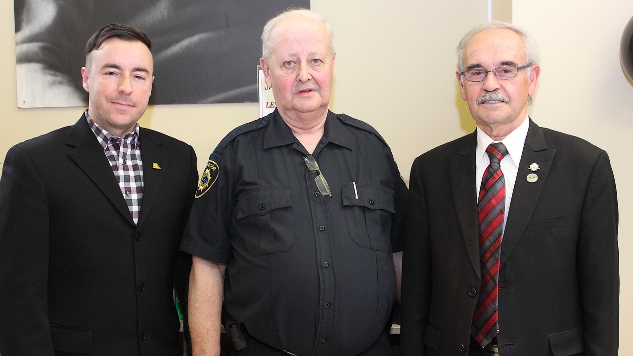 De gauche à droite, le maire de Saint-Victor, Jonathan V. Bolduc, le directeur du service incendie de Saint-Victor, Marc Bureau, et le maire de Saint-Alfred, Jean-Rock Veilleux.