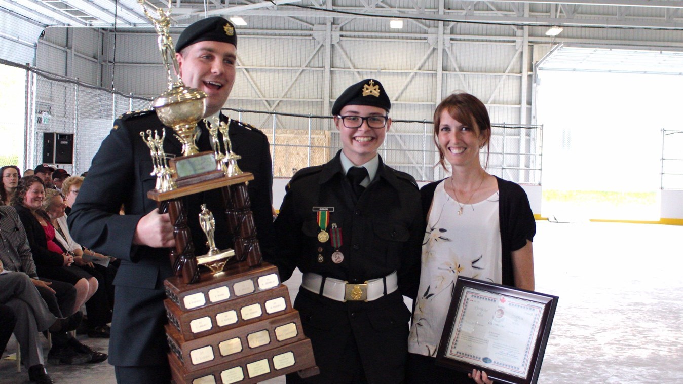 Natacha Bisson, au centre, recevant du capitaine Frédérick Guay et de Mme Cindy Gosselin la médaille Strathcona, la plus haute distinction qu’un cadet puisse recevoir.