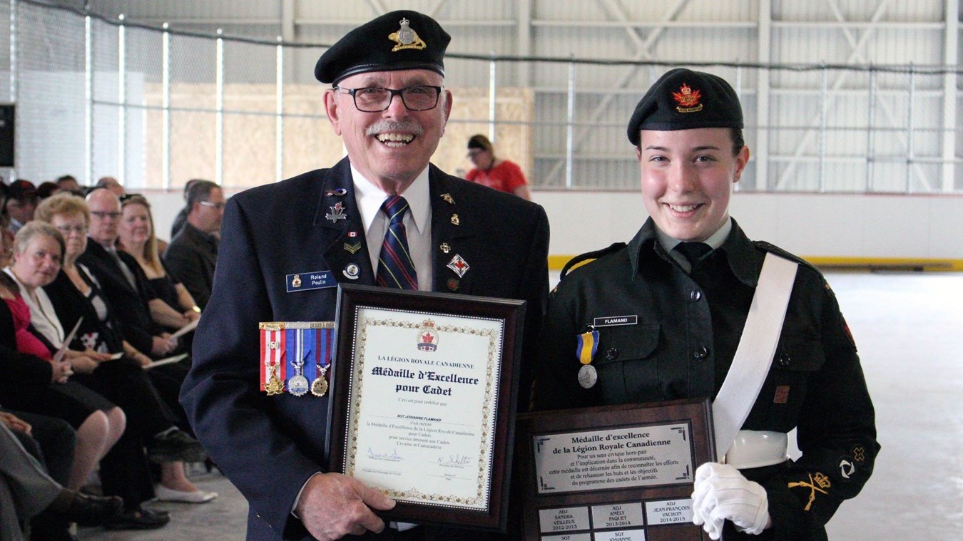 M. Roland Poulin, de St-Zacharie et membre de la Légion Royale Canadienne, remet à la cadette sergent Josianne Flamand la médaille d’excellence de la Légion Royale Canadienne.