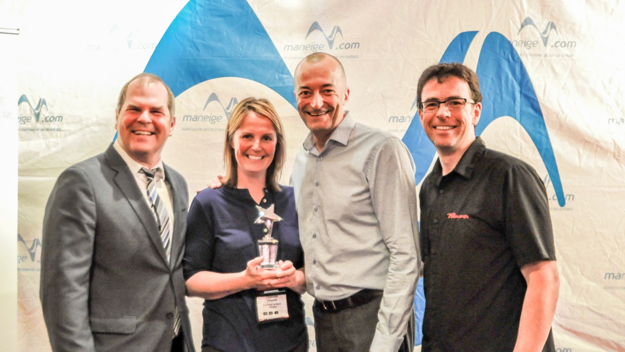 Isabelle Gagnon, chef de division sports et plein air à la Ville de Saint-Georges est entourée sur la photo (de gauche à droite) de Yves Juneau, PDG de l’ASSQ, Daniel Rochon, Président du CA de l’ASSQ et de Martin Larichelière, gérant régional, Est du Canada, de la compagnie Prinoth, partenaire de la soirée de gala.