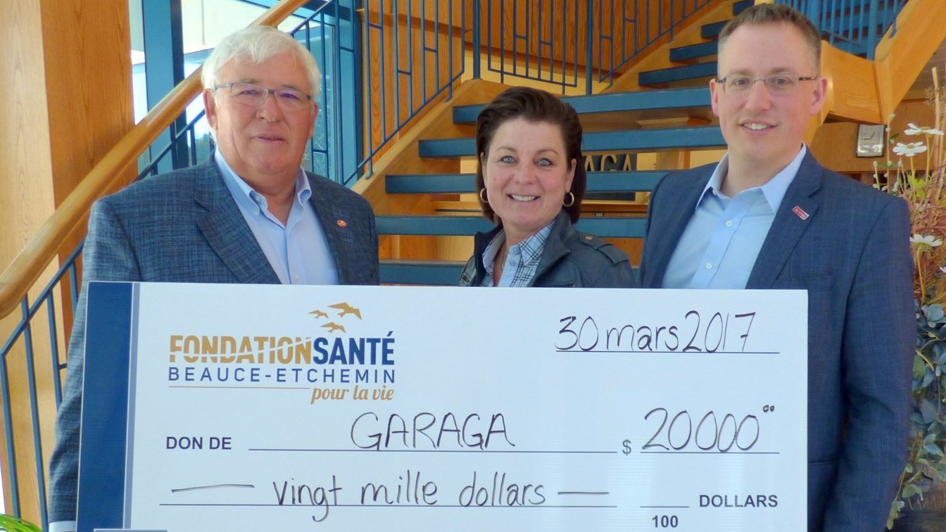 De gauche à droite, Michel Gendreau, président de Garaga inc., Manon Veilleux, présidente de la Fondation Santé Beauce-Etchemin et Maxime Gendreau, co-président d’honneur de la Campagne 2016-2017. Un don de 3 000 $ a été effectué suite à ce premier chèque de 20 000 $ remis plus tôt dans l'année.