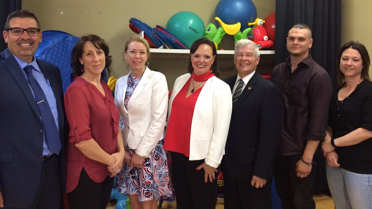 Sur la photo, de gauche à droite : Daniel Paré, président-directeur général du CISSS de Chaudière-Appalaches, Catherine Patenaude, mère d'un enfant vivant avec un TSA, Dominique Vien, ministre responsable de la région de la Chaudière-Appalaches, Lucie Charlebois, ministre déléguée à la Réadaptation, à la Protection de la jeunesse, à la Santé publique et aux Saines habitudes de vie, Norbert Morin, député de Côte-du-Sud, Alexandre Jenkins, usager et son éducatrice au programme DI-TSA et DP, Natacha Côté. 