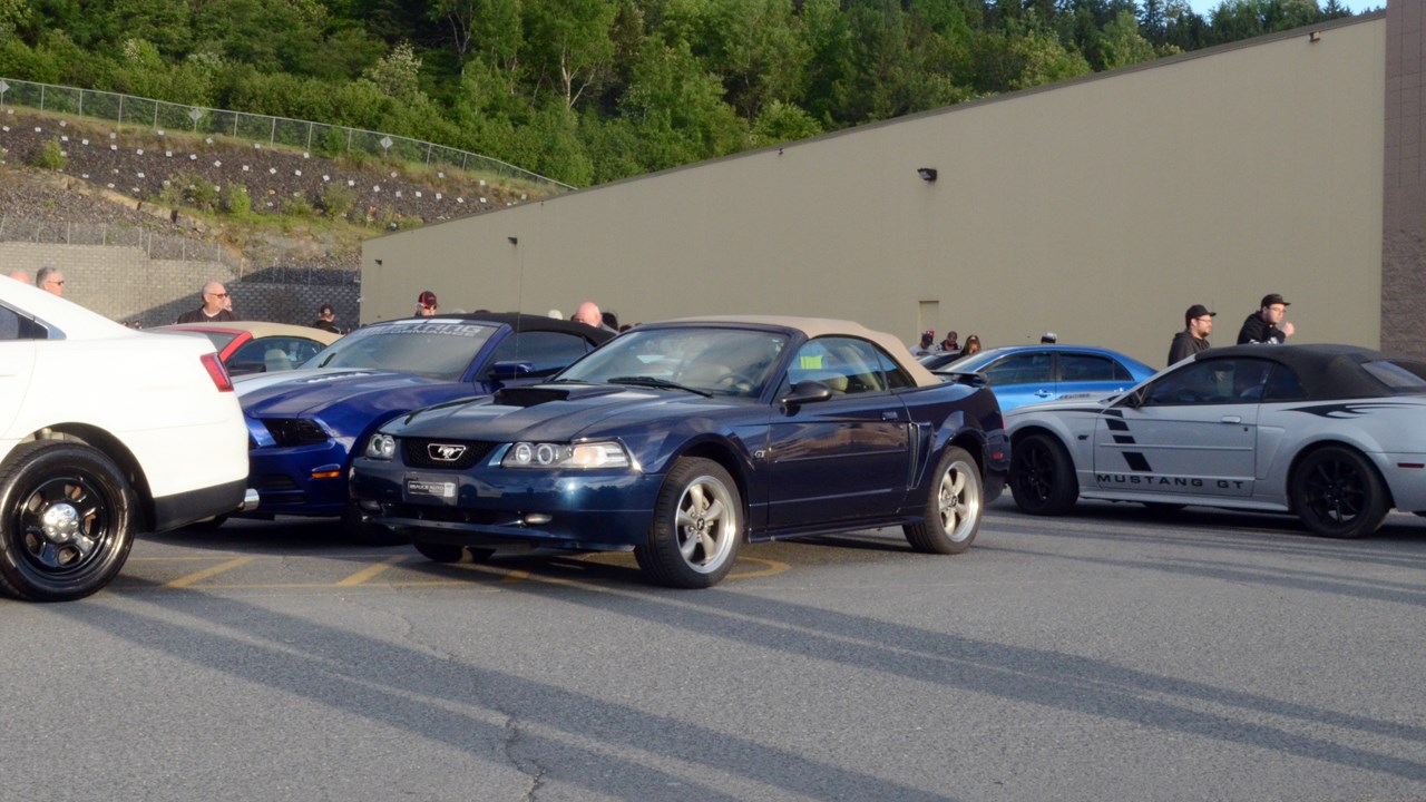 Un méga rassemblement de voitures au Walmart de Saint-Georges