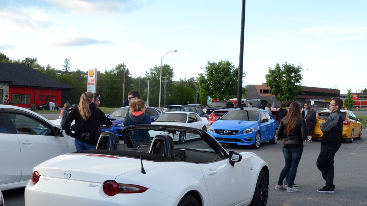 Un méga rassemblement de voitures au Walmart de Saint-Georges