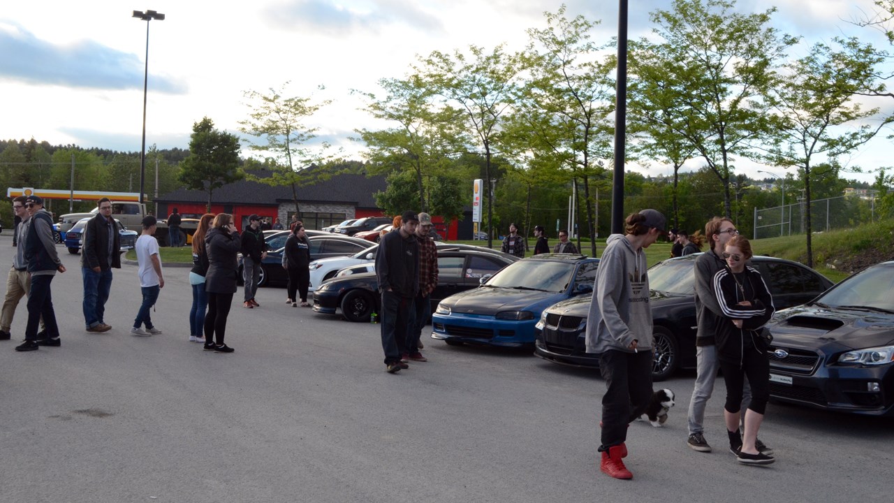 Un méga rassemblement de voitures au Walmart de Saint-Georges