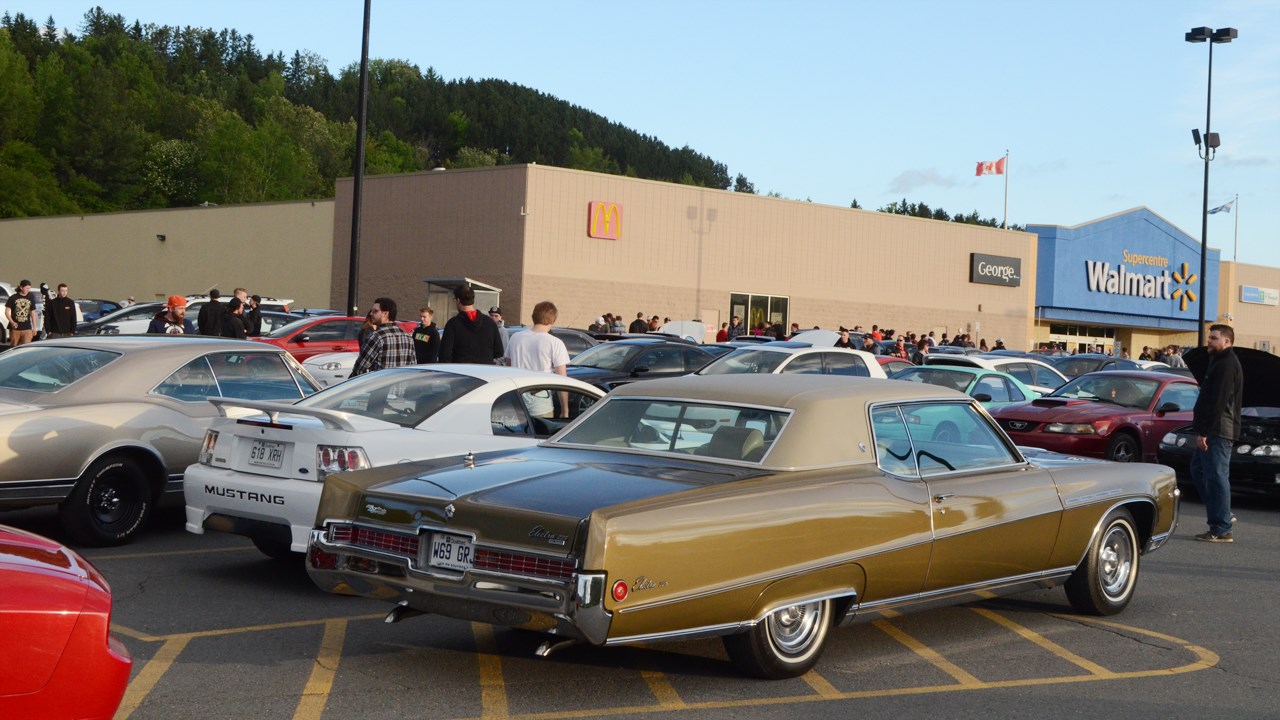 Un méga rassemblement de voitures au Walmart de Saint-Georges