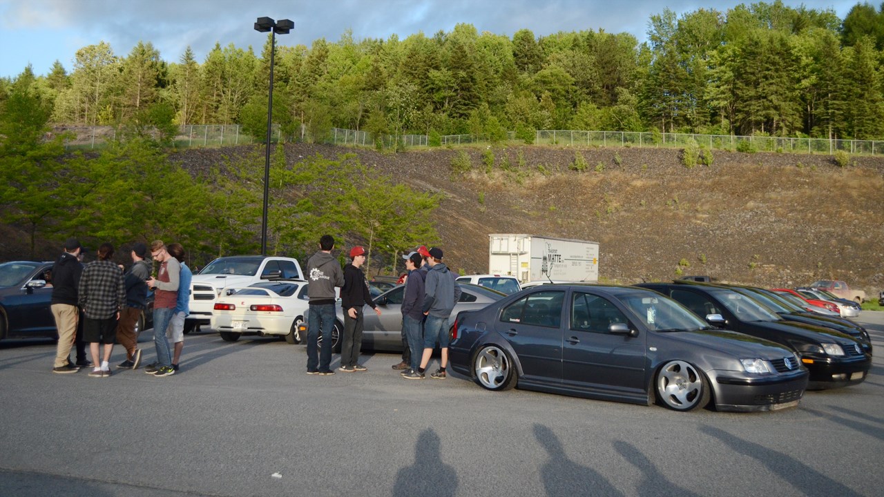 Un méga rassemblement de voitures au Walmart de Saint-Georges