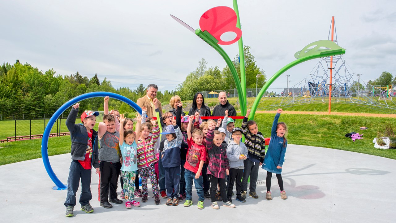 Saint-Benoît-Labre inaugure ses nouveaux jeux d'eau pour les enfants au parc Amikijou