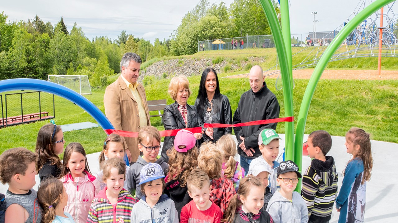 Saint-Benoît-Labre inaugure ses nouveaux jeux d'eau pour les enfants au parc Amikijou