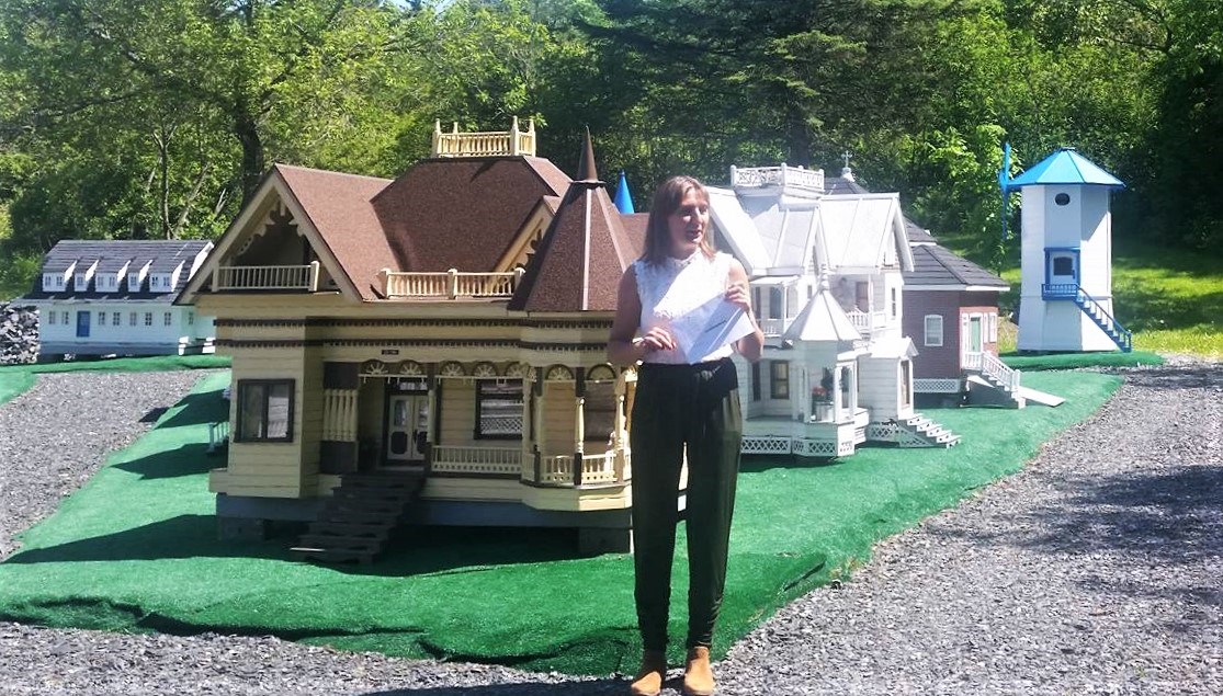 Josiane Simard (Destination Beauce) au Village miniature Baillargeon à Notre-Dame-des-Pins.