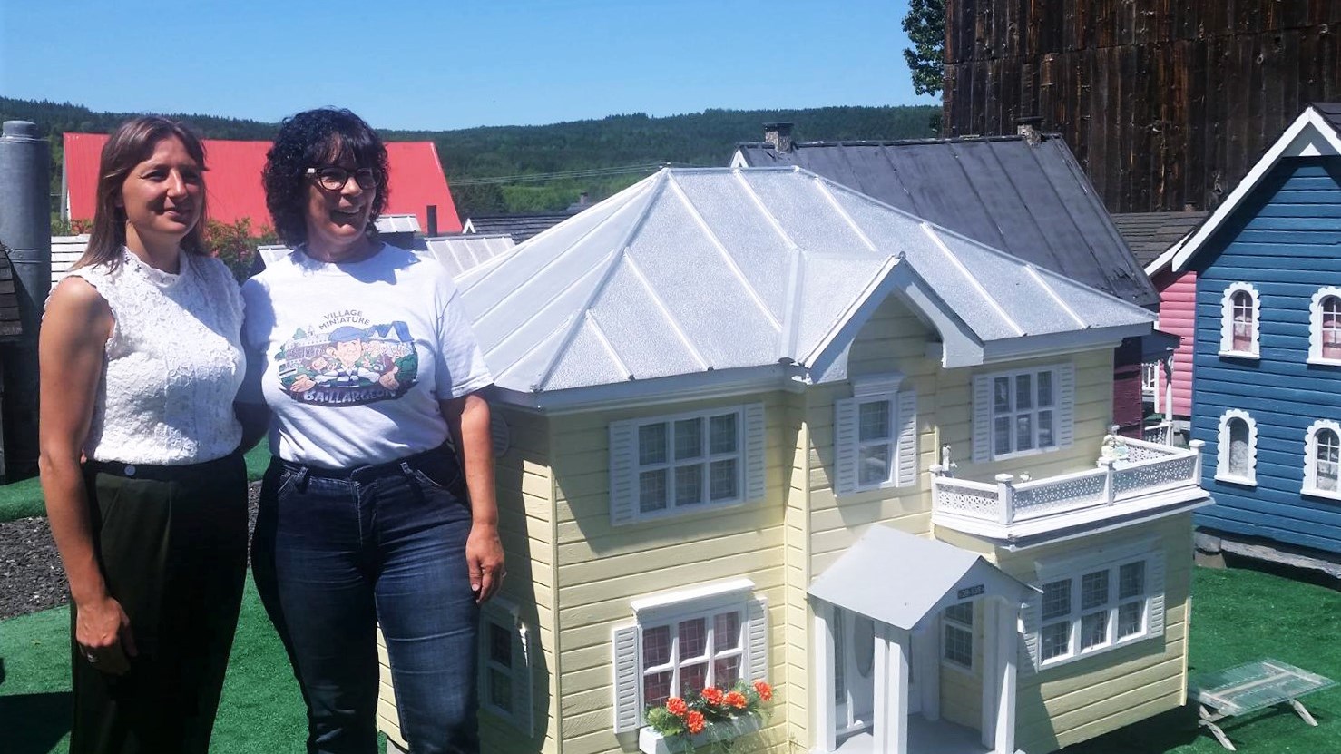 Josiane Simard (Destination Beauce) et Céline Baillargeon au Village miniature Baillargeon à Notre-Dame-des-Pins.