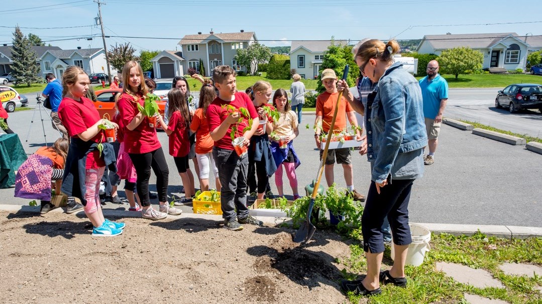 Moisson Beauce reçoit le soutien d’élèves de l’école des Deux-Rives pour sa nouvelle campagne