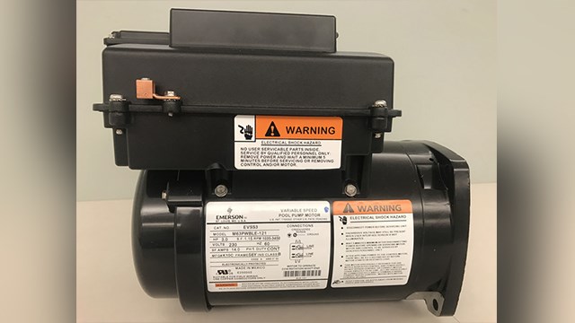 Moteur pour piscines Emerson vu de côté (emplacement du numéro de modèle).